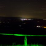 Grüne Beleuchtung auf dem Geländer