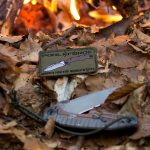 Mike One und Pohl Force Klett-Patch vorm Lagerfeuer