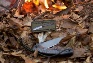 Mike One und Pohl Force Klett-Patch vorm Lagerfeuer